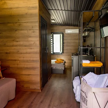 Albatross Breeze 100m From The مكان تخييم فارنا