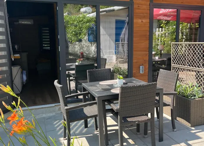 Albatross Breeze 100m From The مكان تخييم *