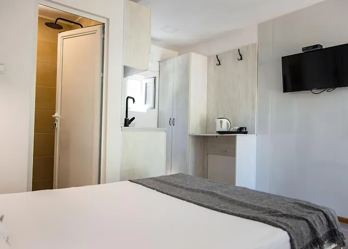 Albatross Breeze 100m From The فارنا