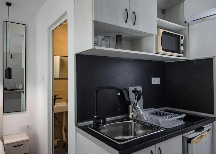 Albatross Breeze 100m From The فارنا