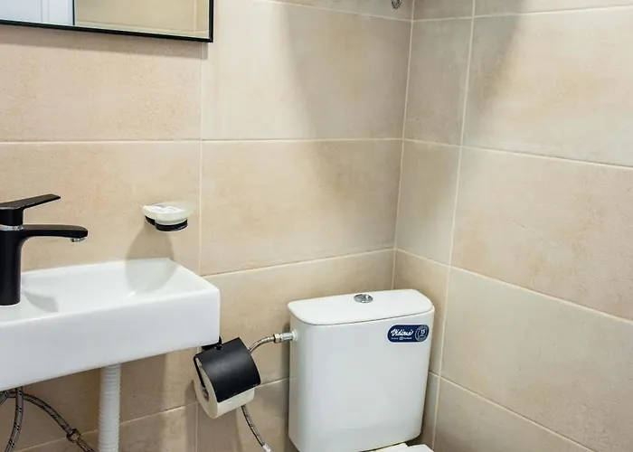 Albatross Breeze 100m From The مكان تخييم فارنا