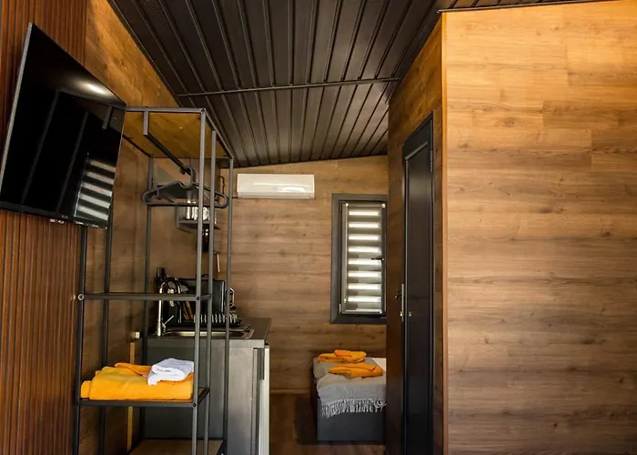 Albatross Breeze 100m From The فارنا